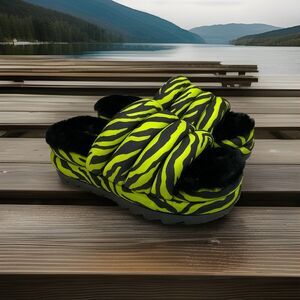 UGG Women Maxi Slide Key Lime Tiger Print Size 8